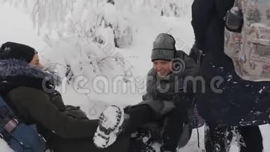 在雪地里玩得很开心。 十几岁的女学生放学后在雪地里玩得很开心。